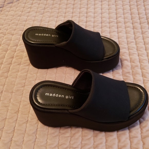 Madden Girl Black Slinky Slide Sandals - New - Picture 2 of 3